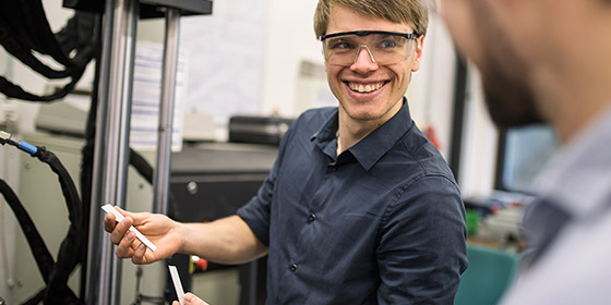 Foto: Student mit Schutzbrille arbeitet im Labor.